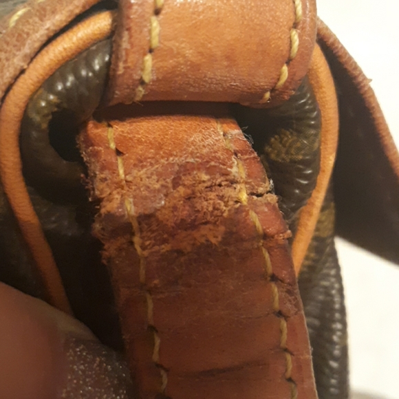 Louis Vuitton Saumur 30 Crossbody - Picture 6 of 7